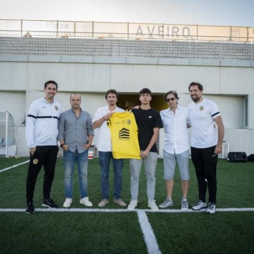 Rafael Bastos assina contrato de formação