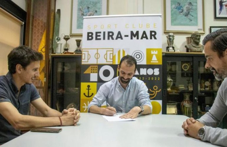 Ricardo Maia renova com SC Beira-Mar