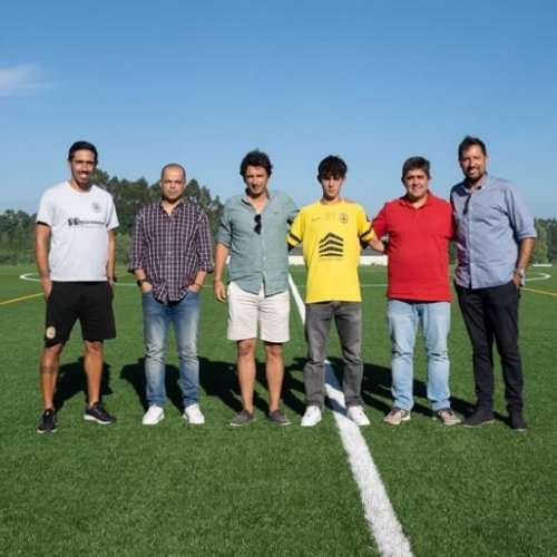 TOMÁS RAMOS ASSINA CONTRATO DE FORMAÇÃO